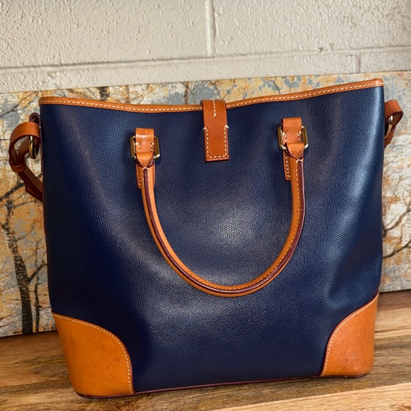Large Dooney & Bourke Shelby Navy and British Tan Leather Tote Like New - Picture 2 of 15